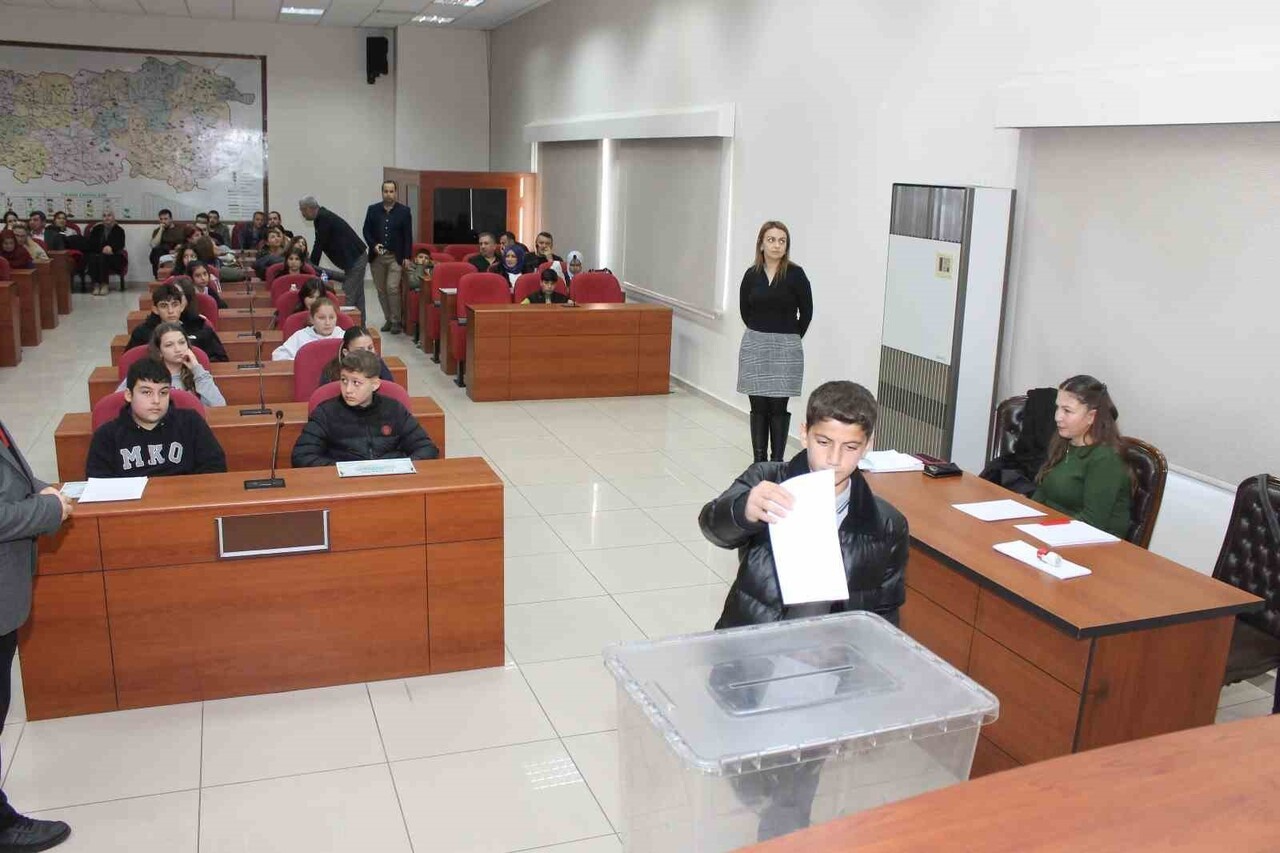 EFELER İLÇE ÖĞRENCİ MECLİSİ YENİ DÖNEM ÇALIŞMALARINA BAŞLARKEN, ÖĞRENCİLERİN FİKİRLERİNİ YÖNETİME...