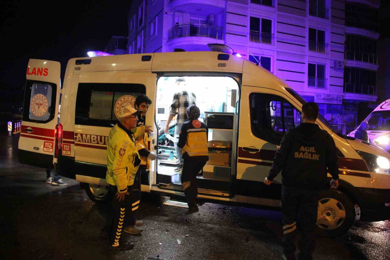 EFELER İLÇESİNDE OTOMOBİLLE ÇARPIŞAN TİCARİ ARAÇ YAN YATARKEN KAZADA 7 KİŞİ YARALANDI.