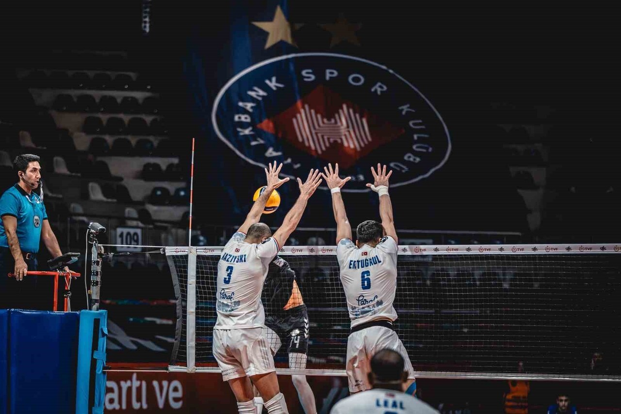 EFELER LİGİ 11. HAFTA MAÇINDA HALKBANK ERKEK VOLEYBOL TAKIMI, SPOR TOTO'YU 3-0 MAĞLUP ETTİ.