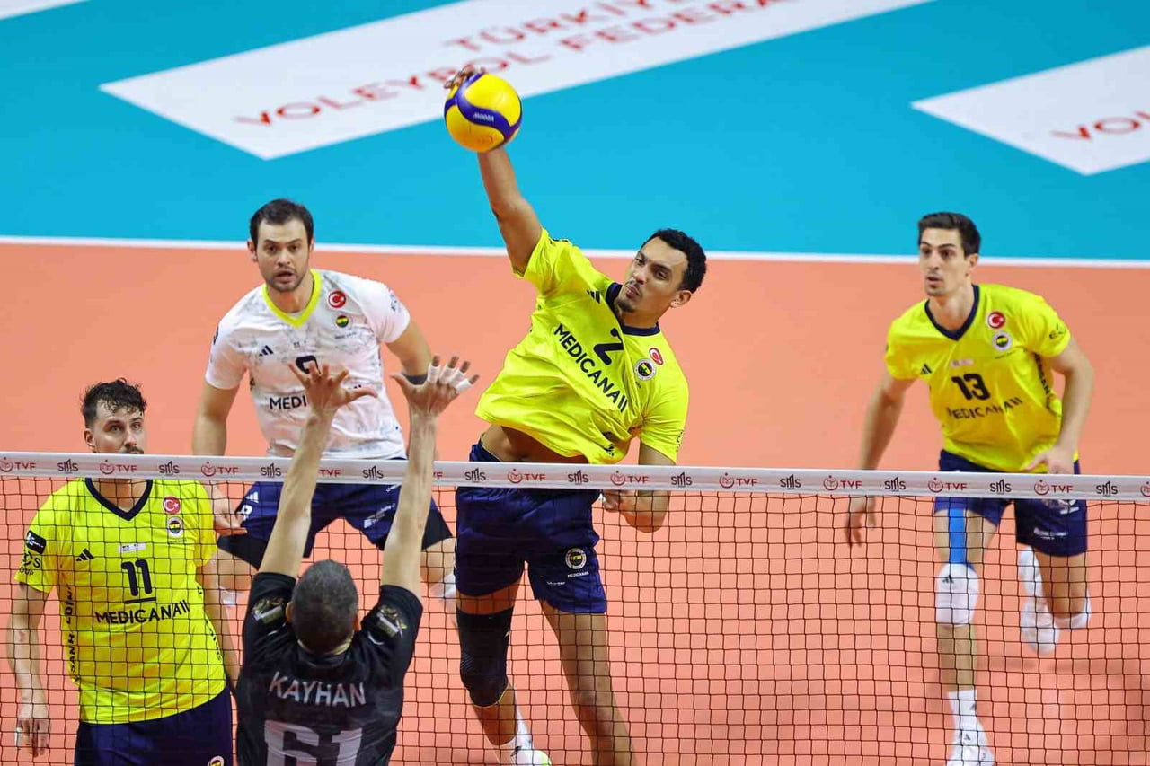 EFELER LİGİ 13. HAFTA MAÇINDA FENERBAHÇE MEDİCANA, KONUK ETTİĞİ GEBZE BELEDİYESİ'Nİ 3-1 MAĞLUP...