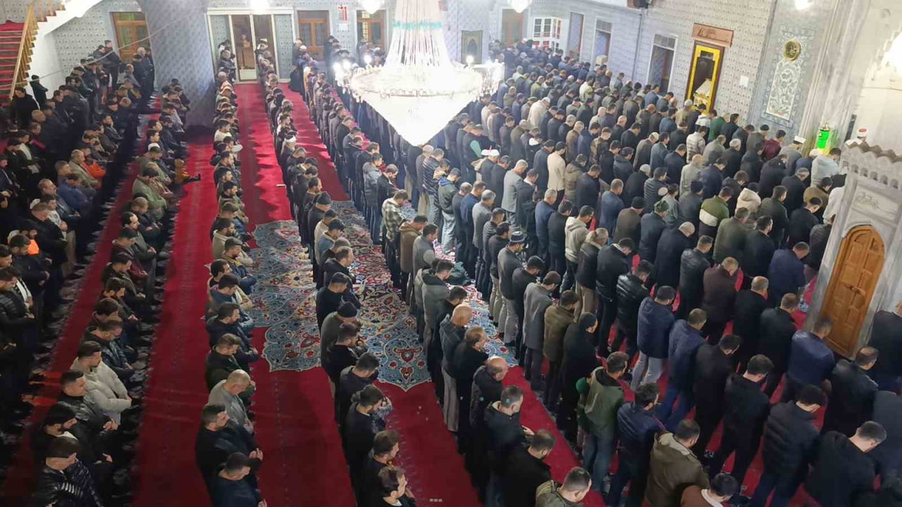 EGAİP KANDİLİ DOLAYISIYLA BİNLERCE VATANDAŞ, BALIKLIGÖL'DEKİ DERGAH CAMİSİ'NE AKIN ETTİ.