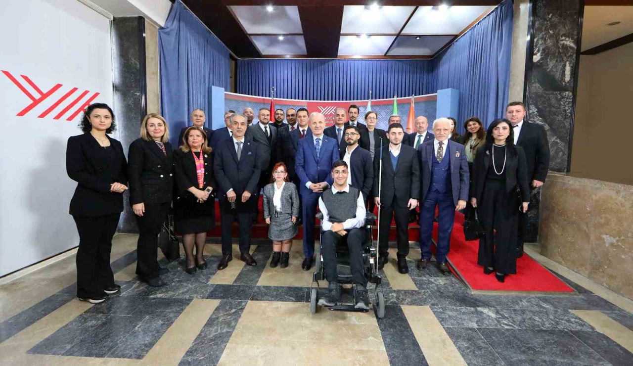 EGE ÜNİVERSİTESİ; "SOSYOKÜLTÜREL FAALİYETLERDE ERİŞİM" KATEGORİSİNDE 4 MAVİ BAYRAK, "EĞİTİMDE...