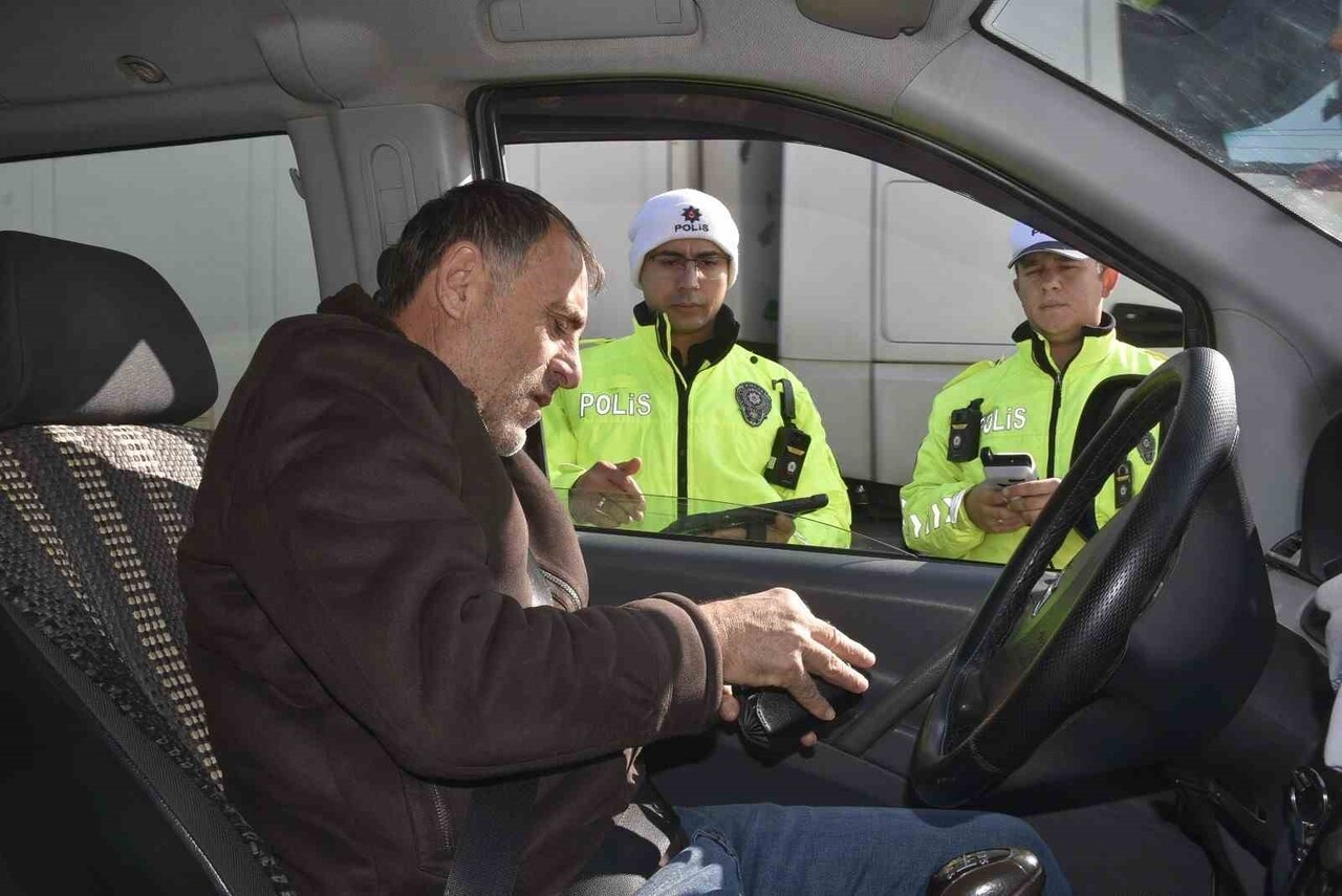 EKİPLER, ALKOL DENETİMLERİNDE YENİ NESİL KAMERALI ALKOLMETRE CİHAZLARINI KULLANMAYA BAŞLADI.