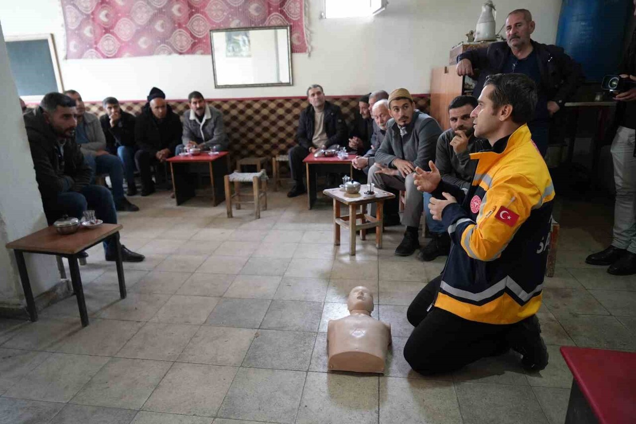 EKİPLER, DAĞ KÖYLERİNİ TEK TEK GEZEREK İLK YARDIM EĞİTİMİ VERİYOR