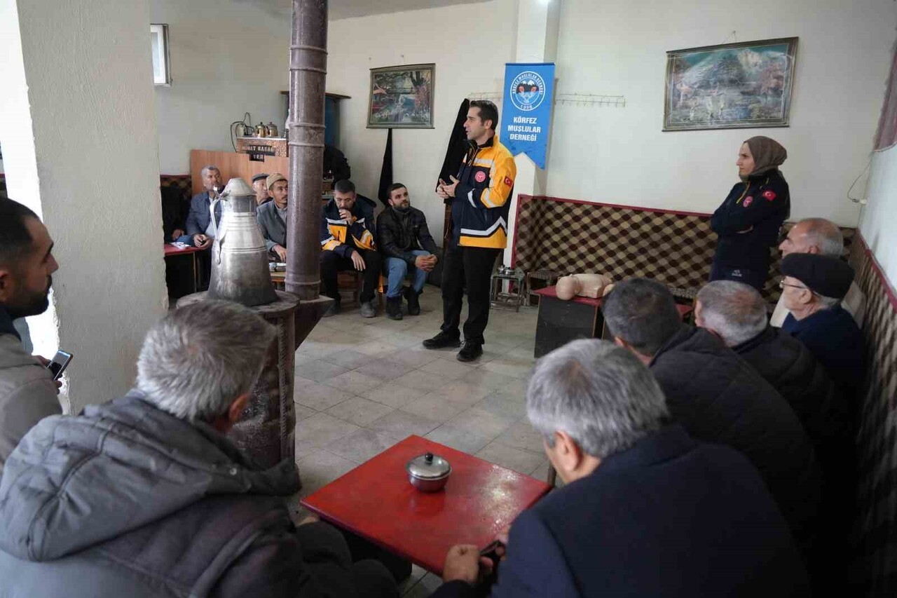 EKİPLER, DAĞ KÖYLERİNİ TEK TEK GEZEREK İLK YARDIM EĞİTİMİ VERİYOR