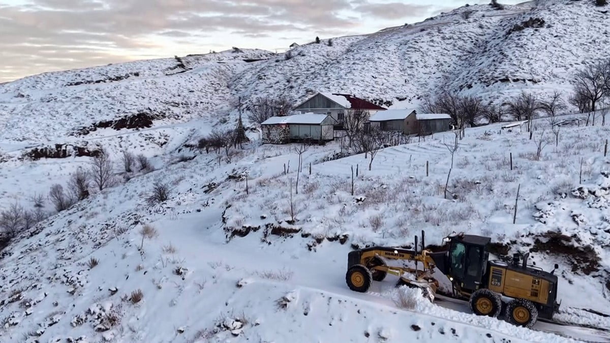 EKİPLER, İLÇE MERKEZLERİ VE KIRSAL ALANLARDA YOĞUN MESAİ HARCAYARAK YOLLARIN AÇIK TUTULMASI İÇİN...