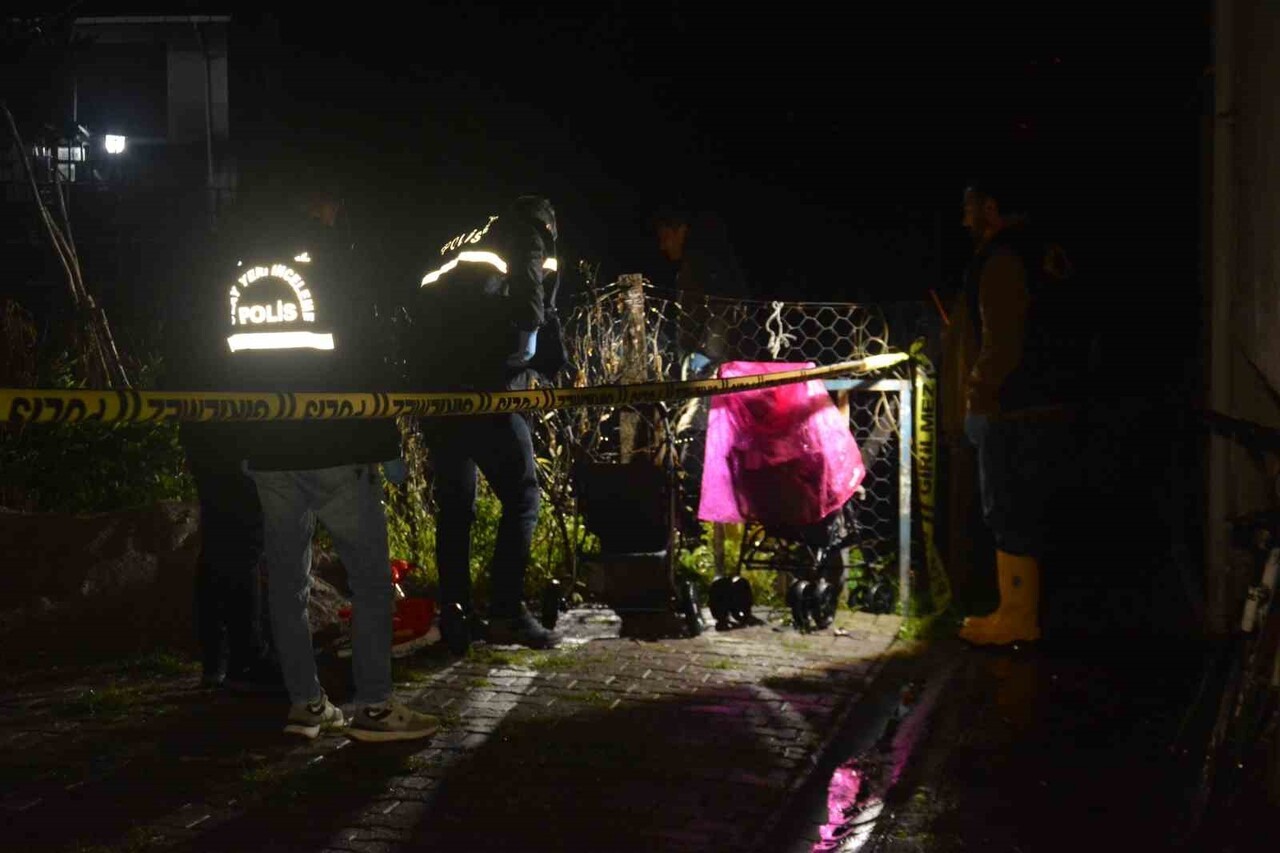 EKİPLER, PATLAYICI MADDENİN ATILDIĞI OTOPARKTA İNCELEMELERDE BULUNDU