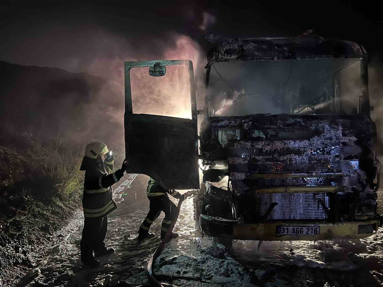 EKİPLERİN MÜDAHALESİYLE SÖNDÜRÜLEN YANGINDA CAN KAYBI VE YARALANMA YAŞANMAZKEN, TIR KULLANILAMAZ...