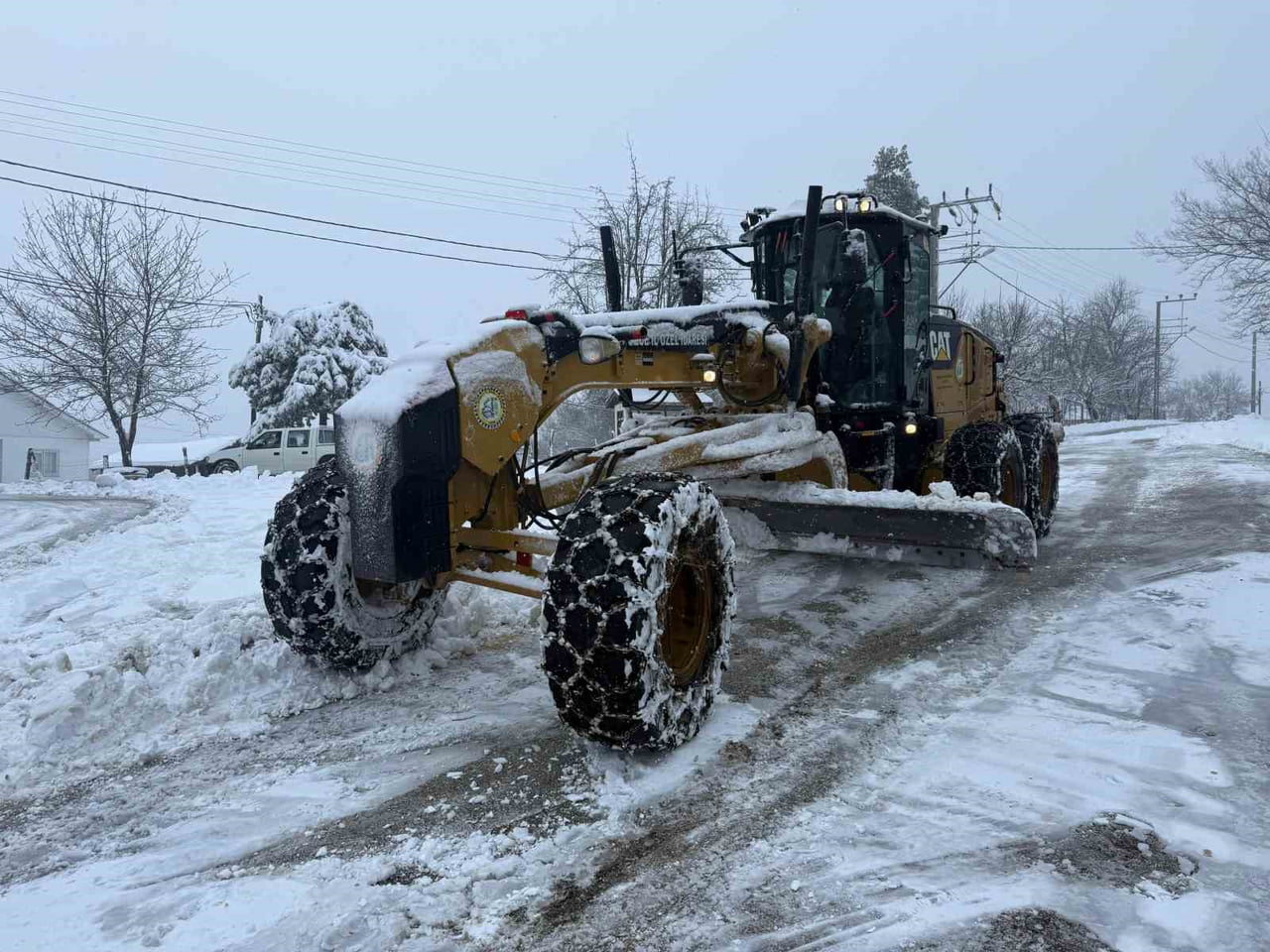 EKİPLERİN ZAMANINDA MÜDAHALESİ İLE YOLLAR HEMEN TRAFİĞE AÇILDI.