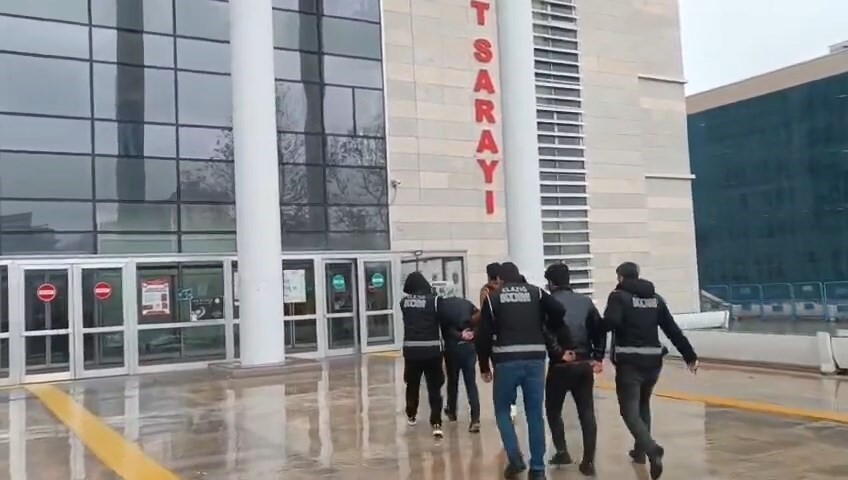 ELAZIĞ'DA EHLİYET SINAVINDA DÜZENEKLE KOPYA ÇEKEN 7 ŞÜPHELİ ŞAHIS SUÇÜSTÜ YAKALANDI