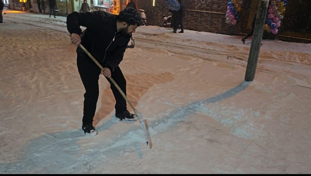 ELAZIĞ'DA ETKİLİ OLAN   KAR YAĞIŞININ ARDINDAN  ESNAFLAR İŞ YERLERİNİN ÖNÜNDE BİRİKEN KARLARI...