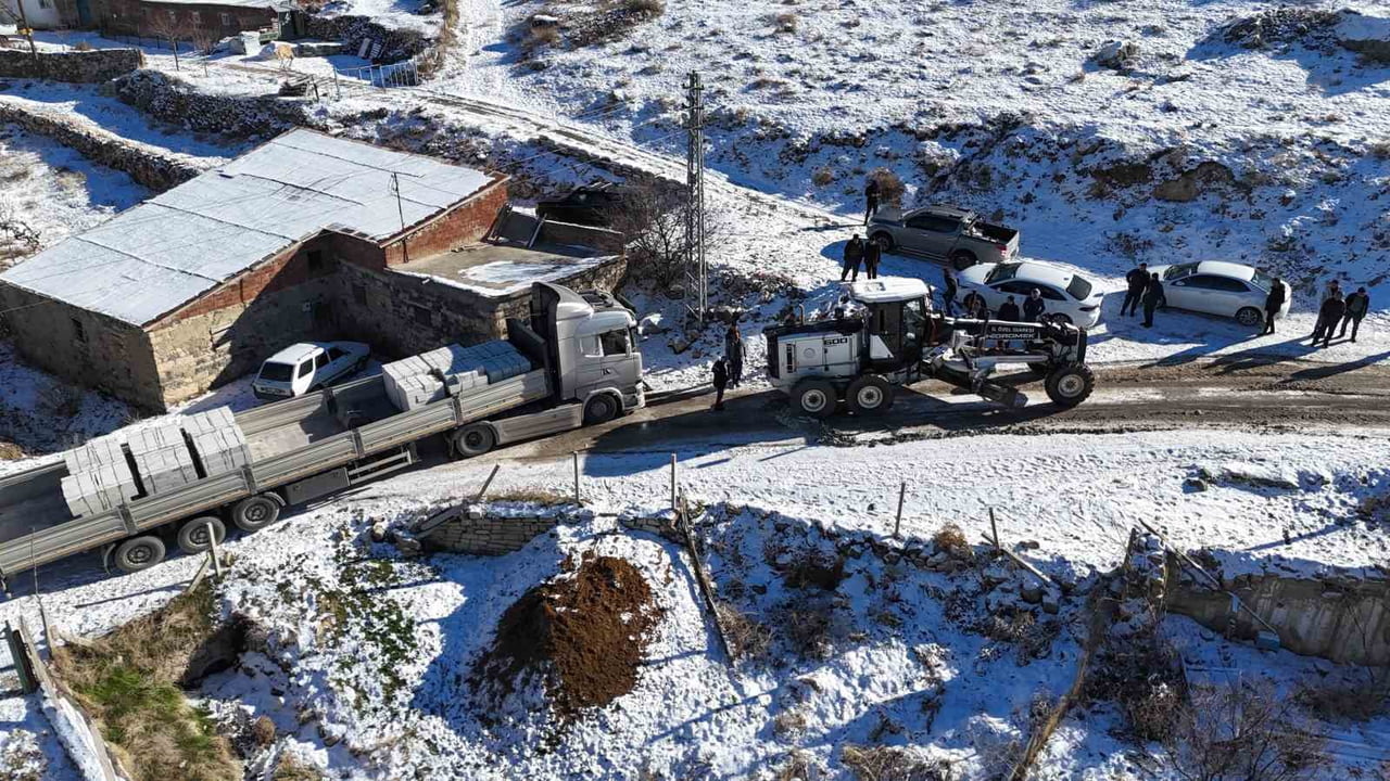 ELAZIĞ'DA KAR YAĞIŞINDAN DOLAYI YOLDA MAHSUR KALAN TIRIN YARDIMINA İL ÖZEL İDARESİ EKİPLERİ...