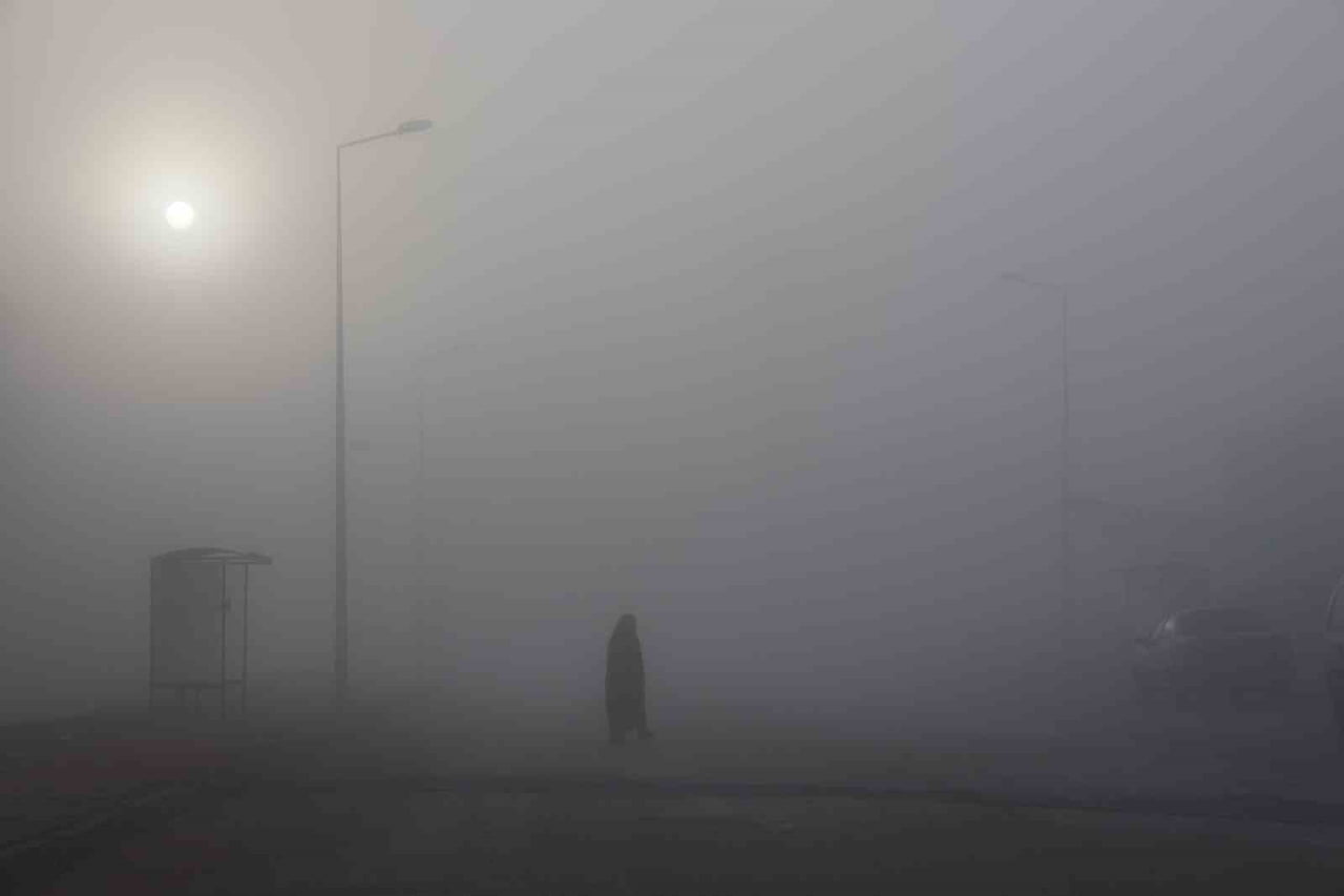 ELAZIĞ'DA SABAH SAATLERİNDE YOĞUN SİS ETKİLİ OLURKEN, GÖRÜŞ MESAFESİ DE 5 METREYE KADAR...