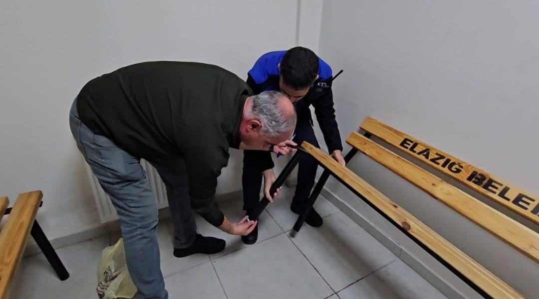 ELAZIĞ'DA ZABITA EKİPLERİNCE YAKALANAN DİLENCİ, PARASINI KAPTIRMAMAK İÇİN ZABIT MÜDÜRLÜĞÜ...