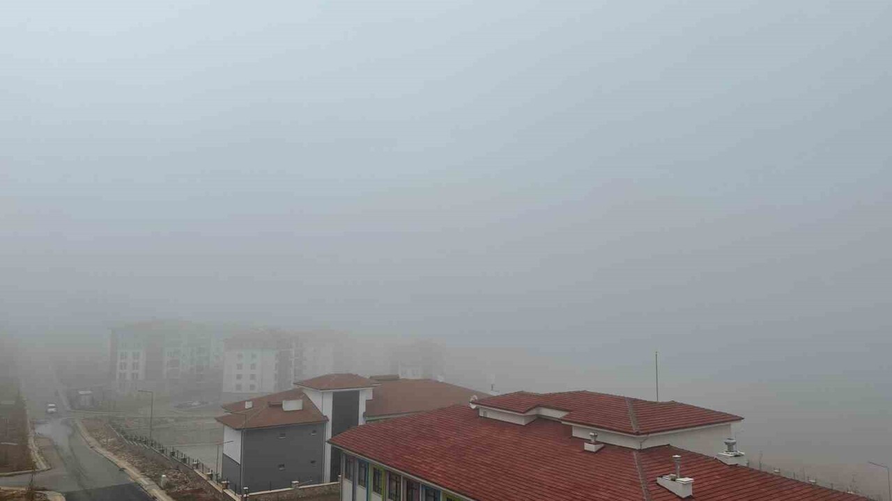 ELAZIĞ'IN YÜKSEK KESİMLERİNDE SİS ETKİSİNİ SÜRDÜRÜRKEN, GÖRÜŞ MESAFESİ YER YER 5 METREYE KADAR...