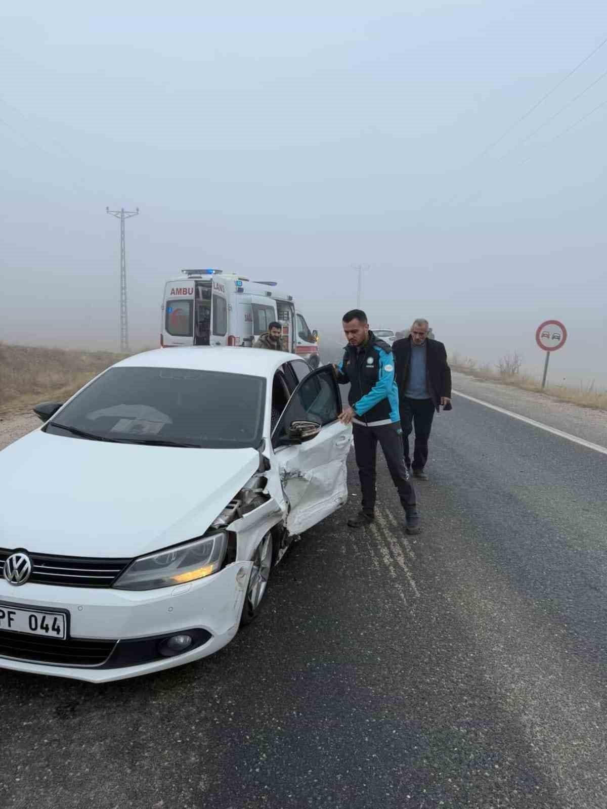 ELAZIĞ BASKİL İLÇESİ YOLUNDA YOĞUN SİS NEDENİYLE İKİ ARACIN ÇARPIŞMASI SONUCU MEYDANA GELEN KAZADA...