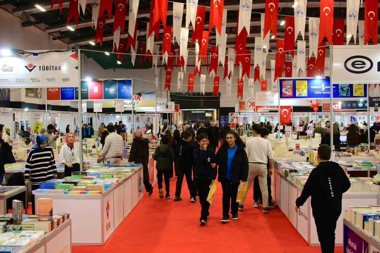 ELAZIĞ BELEDİYESİ TARAFINDAN DÜZENLENEN VE VATANDAŞLAR TARAFINDAN BÜYÜK İLGİ GÖREN 6. KİTAP FUARI...