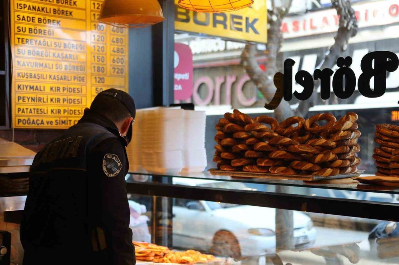 ELAZIĞ BELEDİYESİ ZABITA MÜDÜRLÜĞÜ EKİPLERİ, YENİ YIL ÖNCESİNDE KENT GENELİNDE DENETİMLERİ...