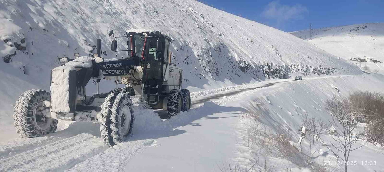 ELAZIĞ’DA 423 KÖY YOLU ULAŞIMA KAPANDI, EKİPLERİN ÇALIŞMASI SÜRÜYOR