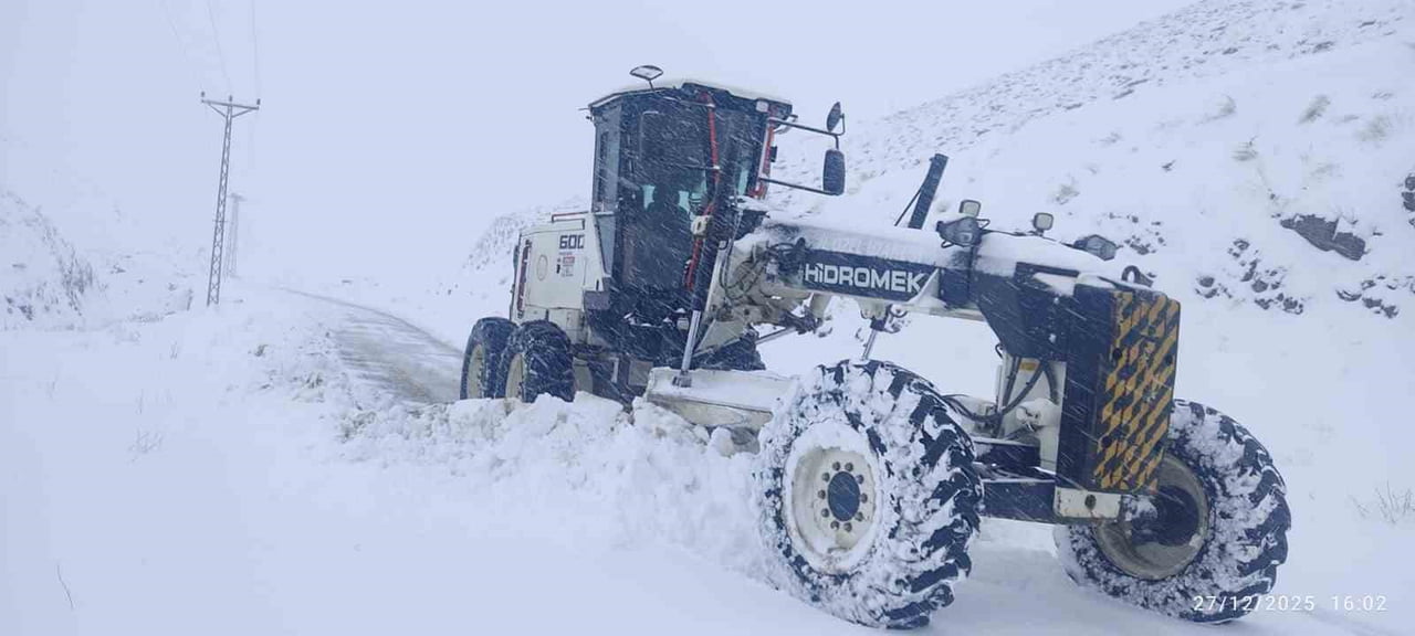 ELAZIĞ’DA 423 KÖY YOLU ULAŞIMA KAPANDI, EKİPLERİN ÇALIŞMASI SÜRÜYOR