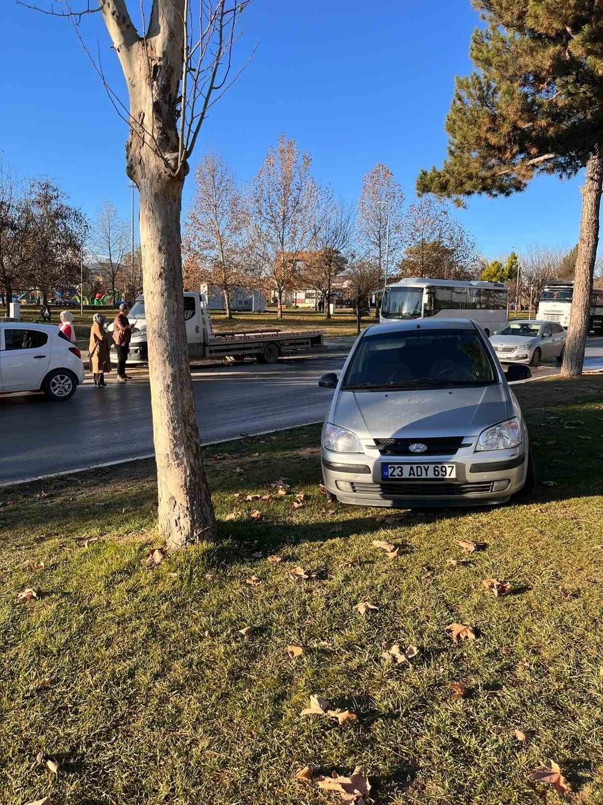 ELAZIĞ’DA 6 ARACIN KARIŞTIĞI ZİNCİRLEME TRAFİK KAZASINDA YARALANAN OLMAZKEN, ARAÇLARDA MADDİ HASAR...