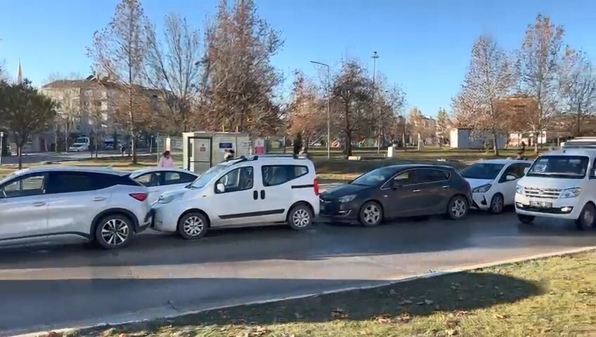 ELAZIĞ’DA 6 ARACIN KARIŞTIĞI ZİNCİRLEME TRAFİK KAZASINDA YARALANAN OLMAZKEN, ARAÇLARDA MADDİ HASAR...