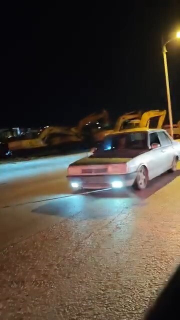 ELAZIĞ’DA BİR ARACIN BAGAJ KISMINI OTURAN 2 KİŞİ ARIZALANAN TOFAŞ DOĞANI İPLE ÇEKTİ