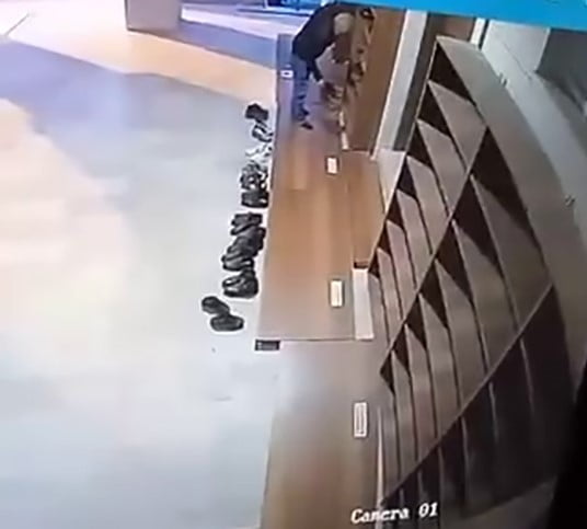 ELAZIĞ’DA BİR CAMİDE AYAKKABI ÇALAN ŞAHIS, KAMERALARA YAKALANDI.