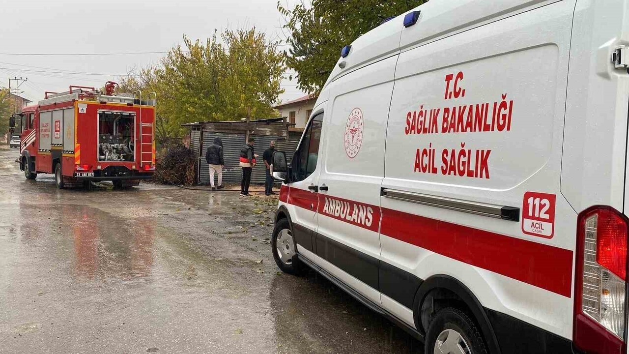 ELAZIĞ’DA BİR EVİN ÇATI KISMINDA ÇIKAN YANGIN İTFAİYE EKİPLERİ TARAFINDAN SÖNDÜRÜLDÜ. YANGINDA BİR...