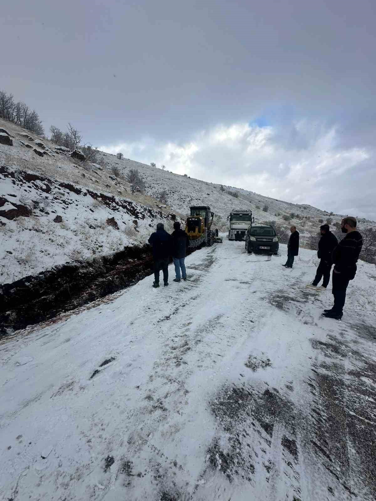 ELAZIĞ’DA ETKİLİ OLAN KAR YAĞIŞI SONRASI MADEN İLÇESİNDE MAHSUR KALAN ARAÇLAR, EKİPLER TARAFINDAN...