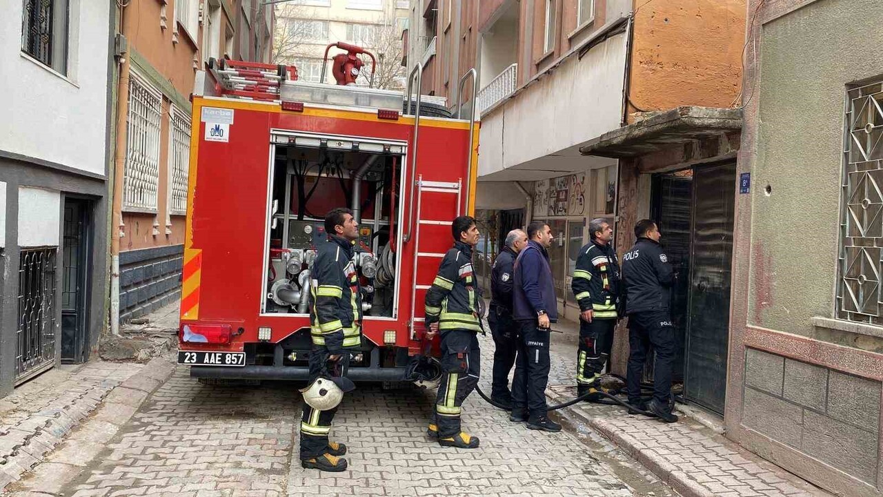 ELAZIĞ’DA İKİ KATLI METRUK EVDE ÇIKAN YANGIN İTFAİYE EKİPLERİ TARAFINDAN KONTROL ALTINA ALINARAK...