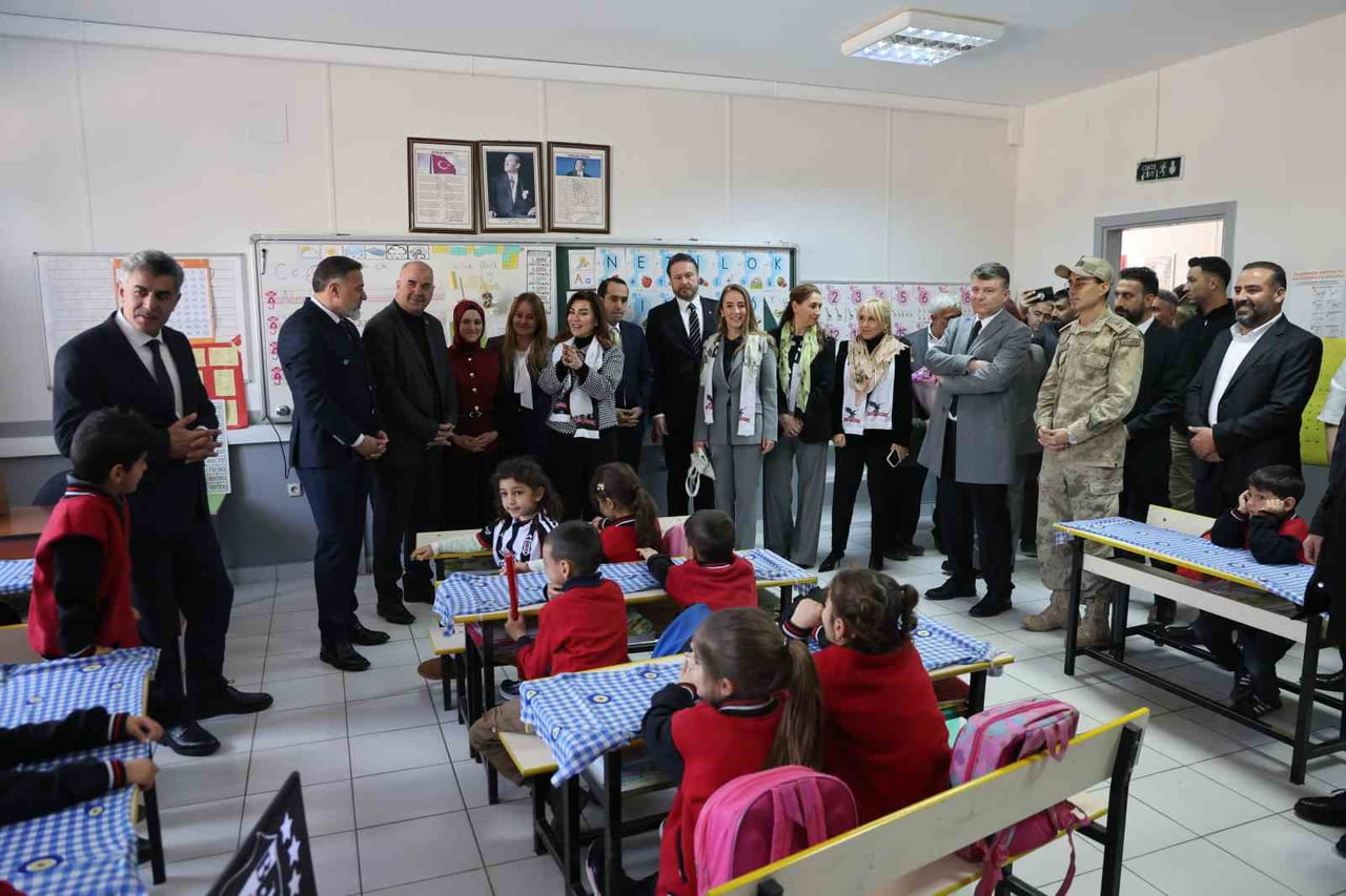 ELAZIĞ’DA ‘İYİLİĞE KANAT AÇ’ PROJESİ ÇERÇEVESİNDE BEŞİKTAŞLI YÖNETİCİLERİN EŞLERİ 8 MART 2010...