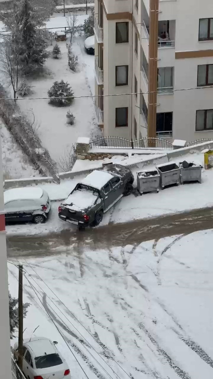 ELAZIĞ’DA KAR YAĞIŞI SONRASI KAYGANLAŞAN YOLLARDA KAYAN ARAÇLAR VATANDAŞLARIN CEP TELEFONU...