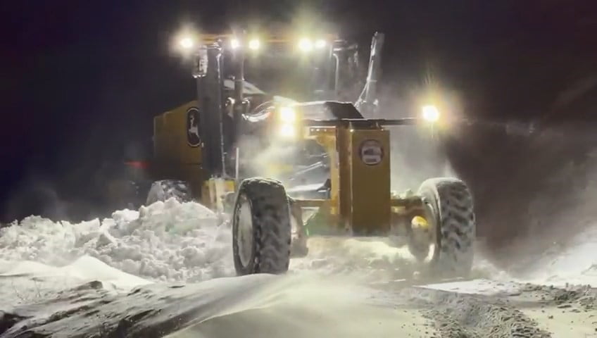ELAZIĞ’DA KAR YAĞIŞIYLA BİRLİKTE KAPANAN 108 KÖY YOLUNUN AÇILMASI İÇİN ÇALIŞMALAR ARALIKSIZ...