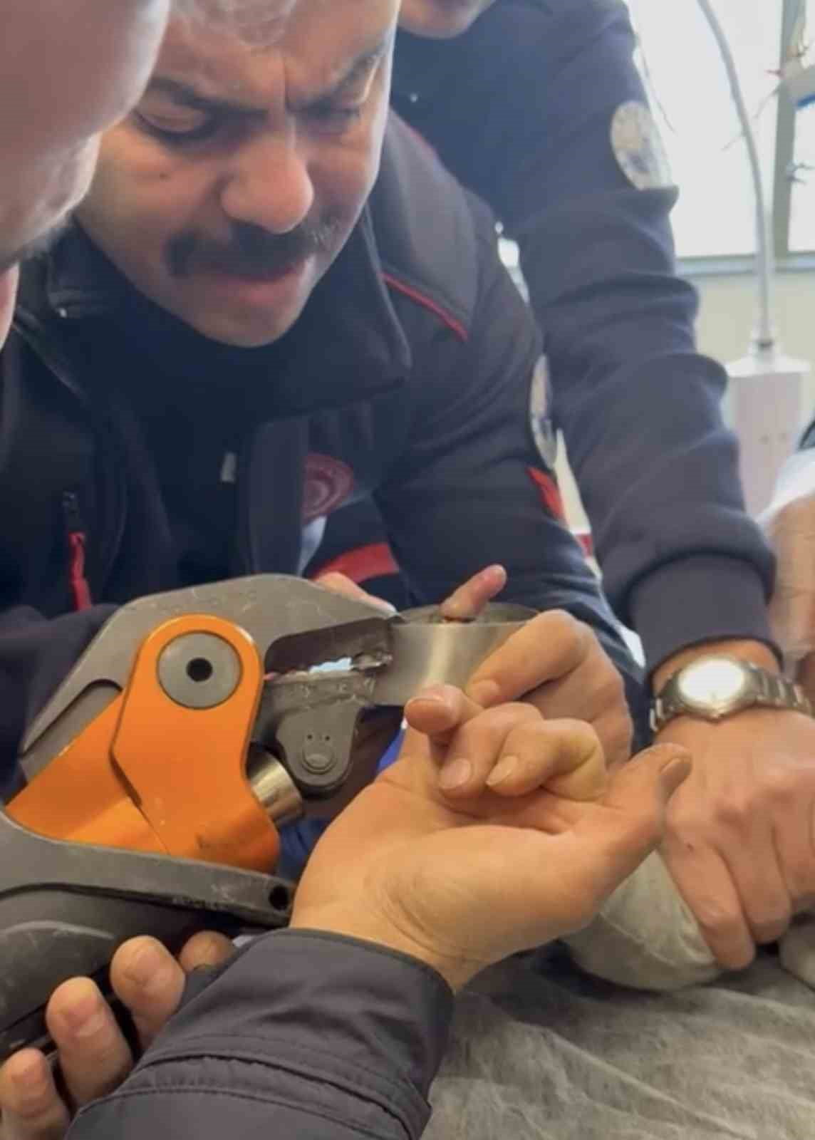 ELAZIĞ’DA PARMAĞI KÜLLÜĞÜN DELİĞİNE SIKIŞAN ÇOCUĞUN İMDADINA İTFAİYE EKİPLERİ YETİŞTİ. HASTANEDE...