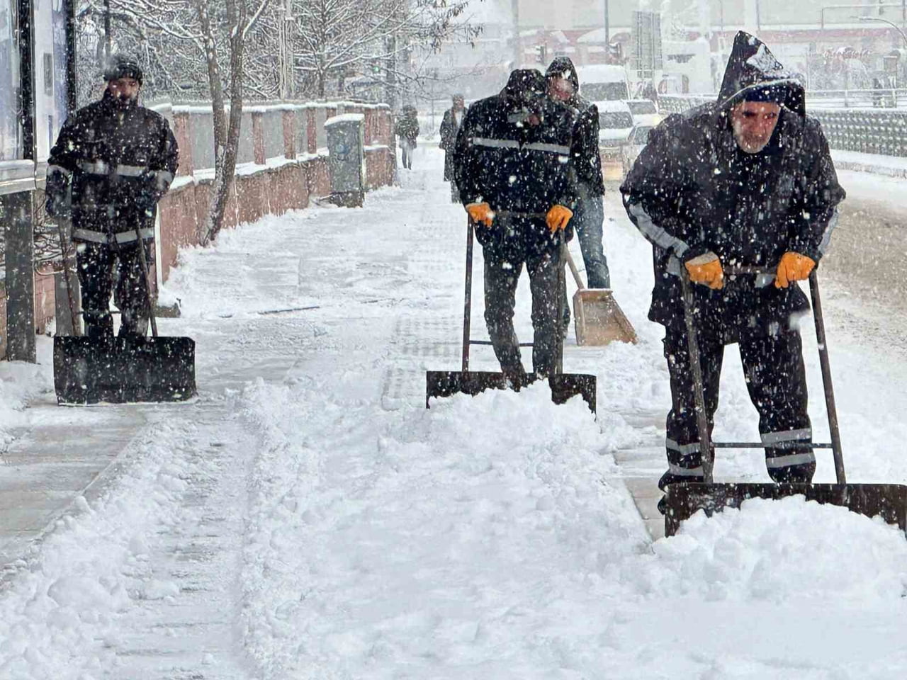 ELAZIĞ’DA SABAH SAATLERİNDE BAŞLAYAN KAR YAĞIŞI SONRASI BELEDİYE EKİPLERİ SAHAYA İNDİ. 15 GREYDER...