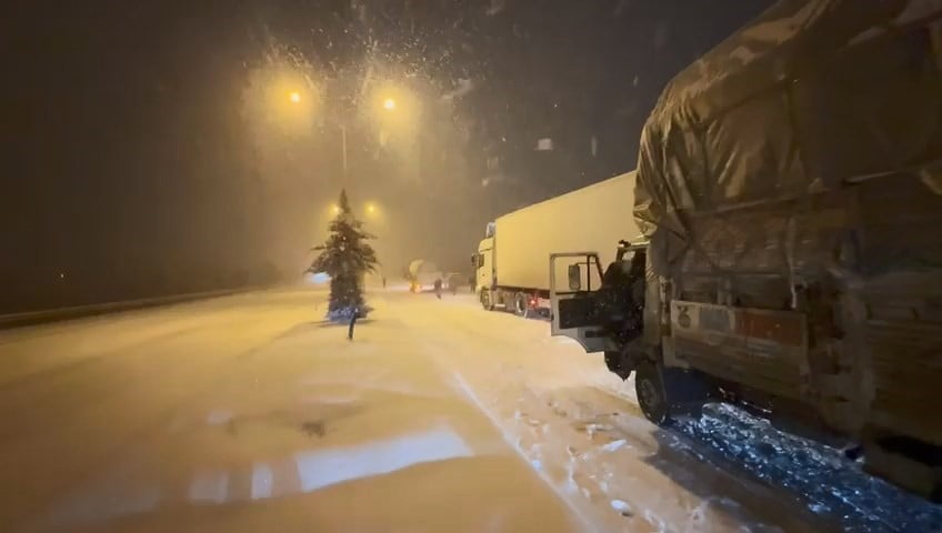 ELAZIĞ’DA SABAH SAATLERİNDE BAŞLAYAN VE ETKİSİNİ SÜRDÜREN KAR YAĞIŞINDAN DOLAYI, ÇOK SAYIDA TIR...