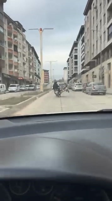 ELAZIĞ’DA SEPETLİ MOTOSİKLETTE MUTFAK TÜPÜ TAŞIYAN SÜRÜCÜNÜN SEPETİN TEKERİNİ KALDIRARAK TRAFİKTE...