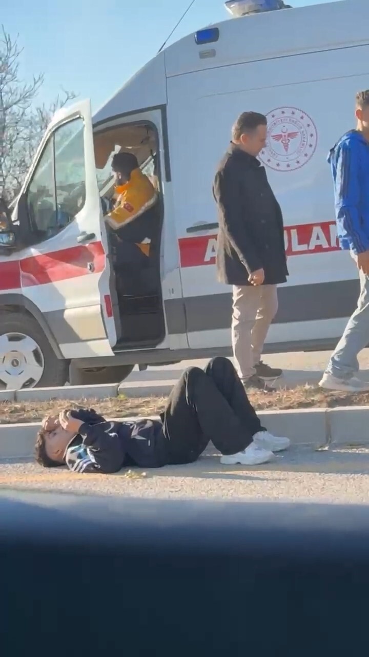 ELAZIĞ’DA SÜRÜCÜSÜNÜN DİREKSİYON HAKİMİYETİNİ KAYBETTİĞİ OTOMOBİL, KALDIRIMA ÇARPARAK SAVRULDU....