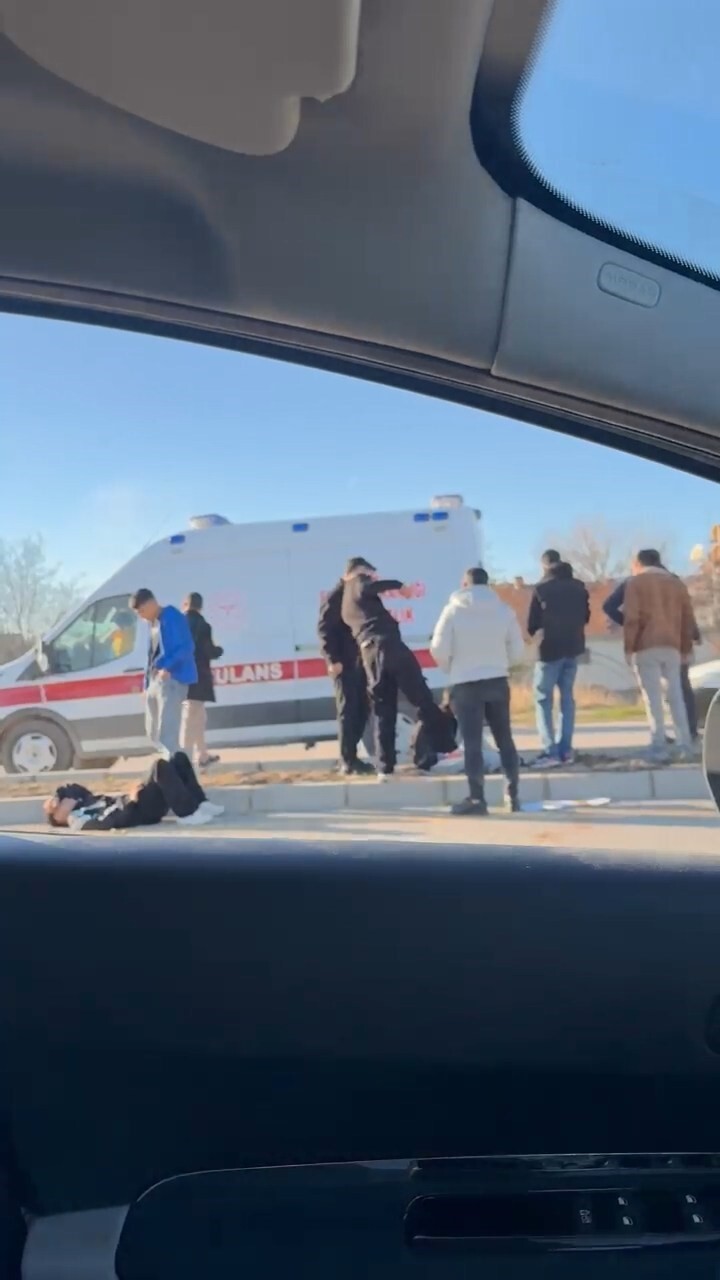 ELAZIĞ’DA SÜRÜCÜSÜNÜN DİREKSİYON HAKİMİYETİNİ KAYBETTİĞİ OTOMOBİL, KALDIRIMA ÇARPARAK SAVRULDU....