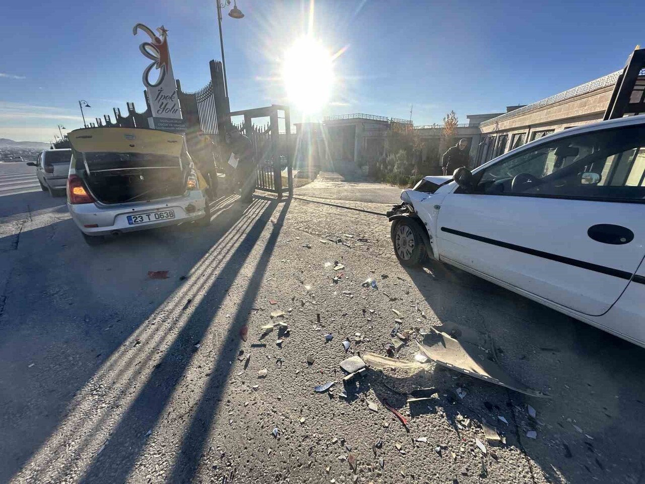 ELAZIĞ’DA TİCARİ ARAÇ İLE OTOMOBİLİN ÇARPIŞMASI SONUCU MEYDANA GELEN TRAFİK KAZASINDA 1 KİŞİ...