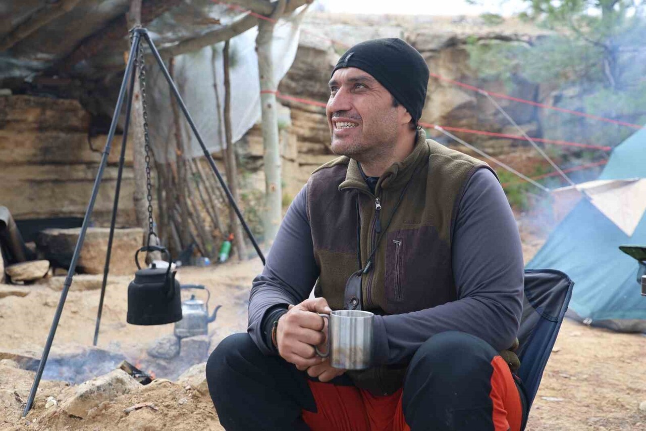 ELAZIĞ’DA YAŞAYAN 16 YILLIK COĞRAFYA ÖĞRETMENİ EMRAH TURHAN, DERSLERİNİ OKULDA İŞLERKEN BOŞ...