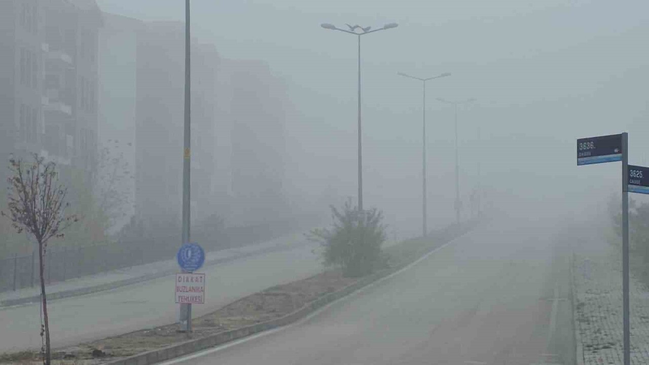 ELAZIĞ’DA YOĞUN SİS, BİR MAHALLE ADETA KAYBOLDU