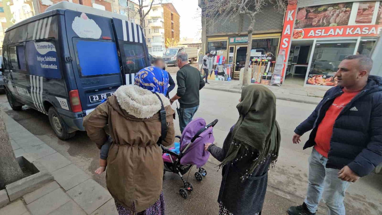 ELAZIĞ’DA ZABITAYI GÖREN DİLENCİLER YAKALANMAMAK CAMİYE KAÇTI