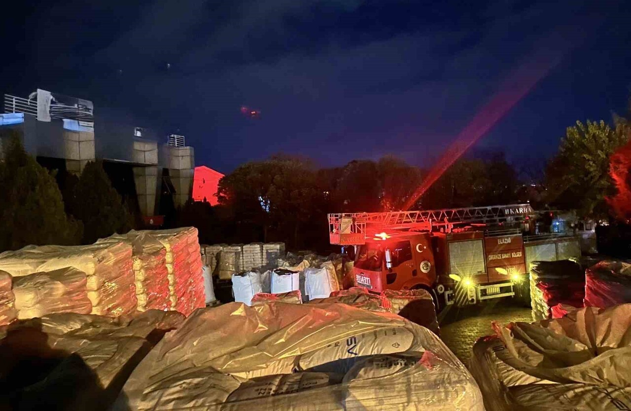 ELAZIĞ ORGANİZE SANAYİ BÖLGESİ’NDE BİR YALITIM FABRİKASINDA ÇIKAN YANGIN, İTFAİYE EKİPLERİNİN...