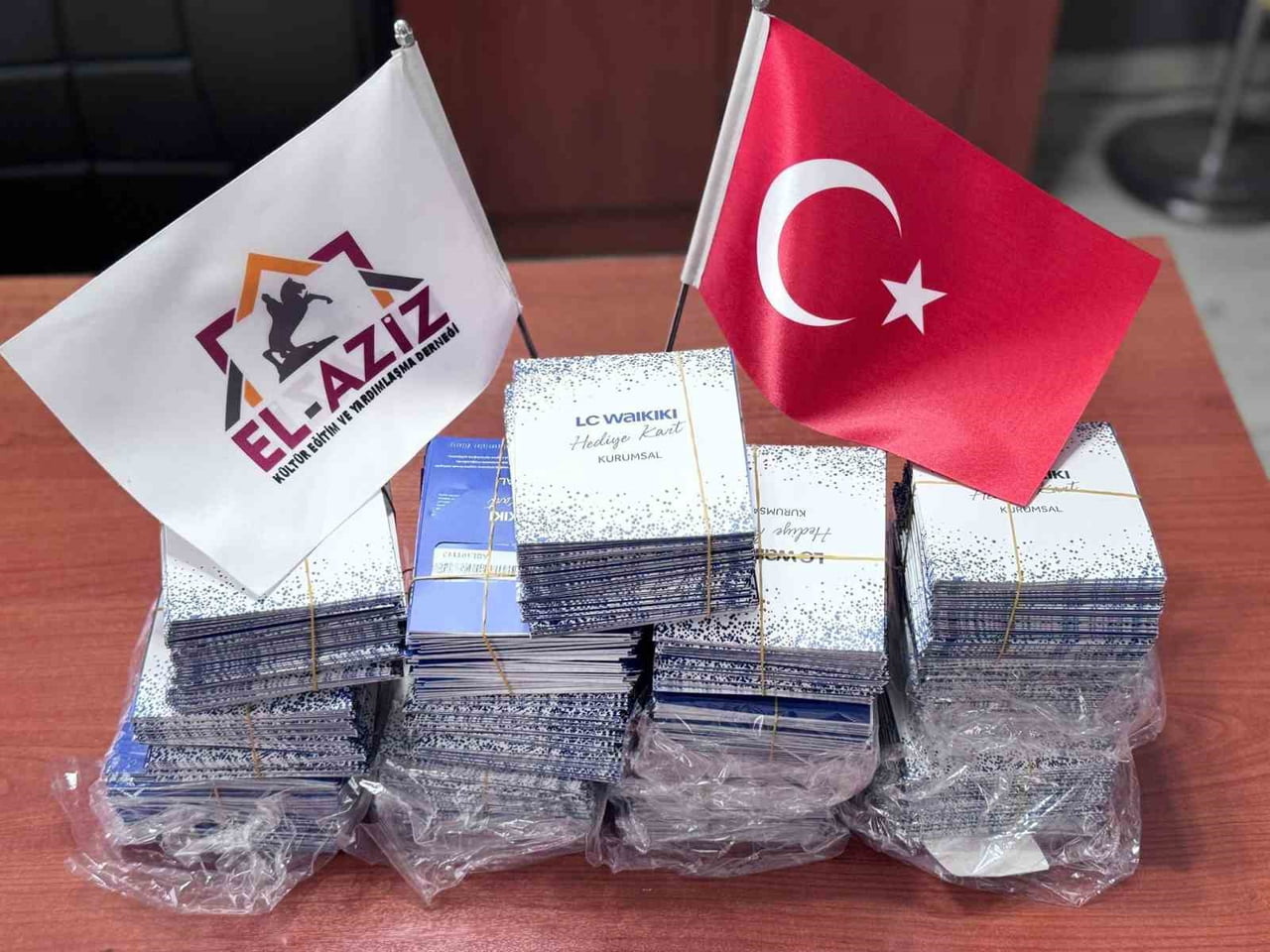 ELAZİZ KÜLTÜR EĞİTİM VE YARDIMLAŞMA DERNEĞİ,  650 ÖĞRENCİYE HEDİYE ÇEKİ VERDİ