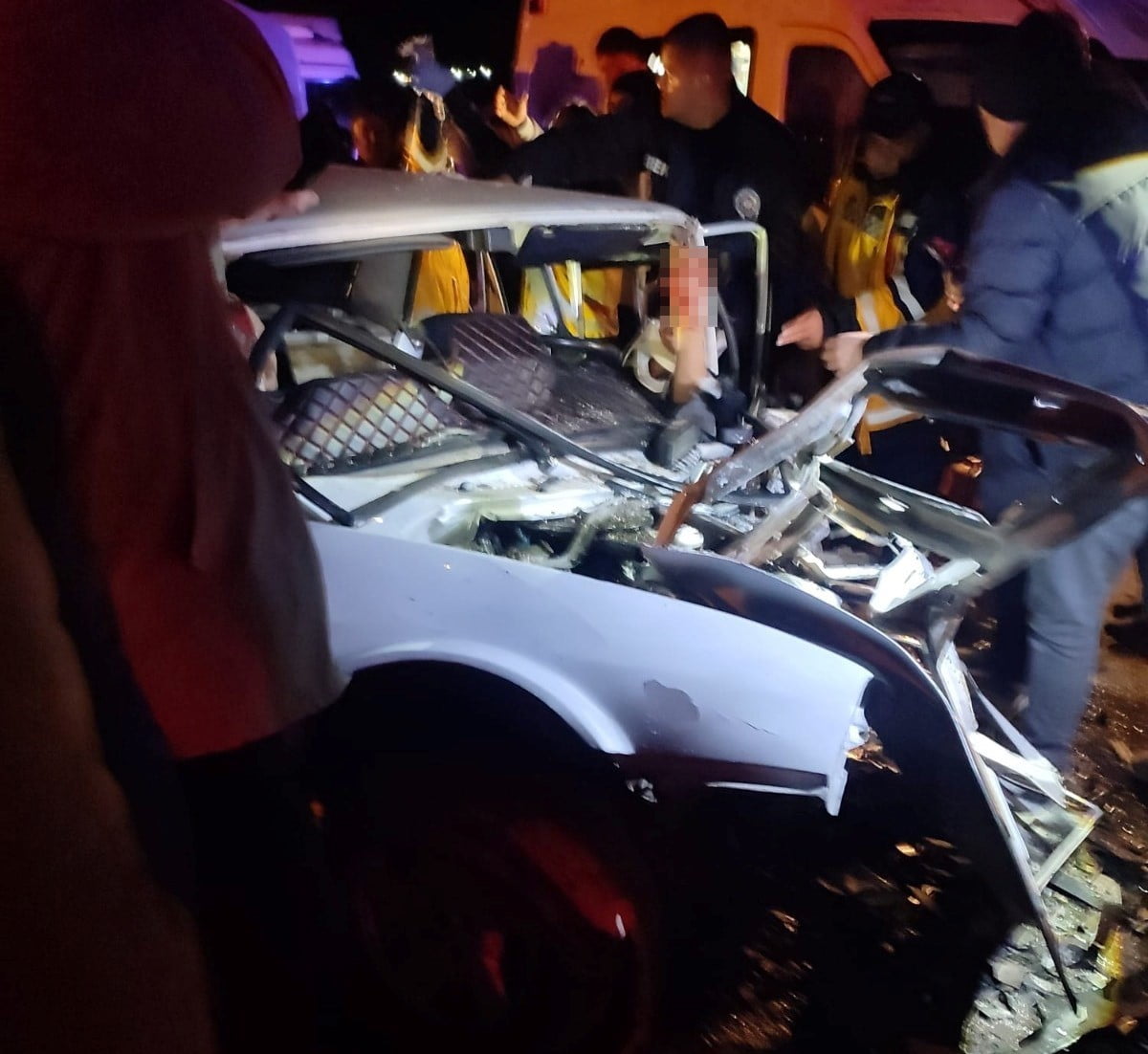 EMET’TE İKİ ARAÇ KAFA KAFAYA ÇARPIŞTI: 2’Sİ AĞIR 4 YARALI