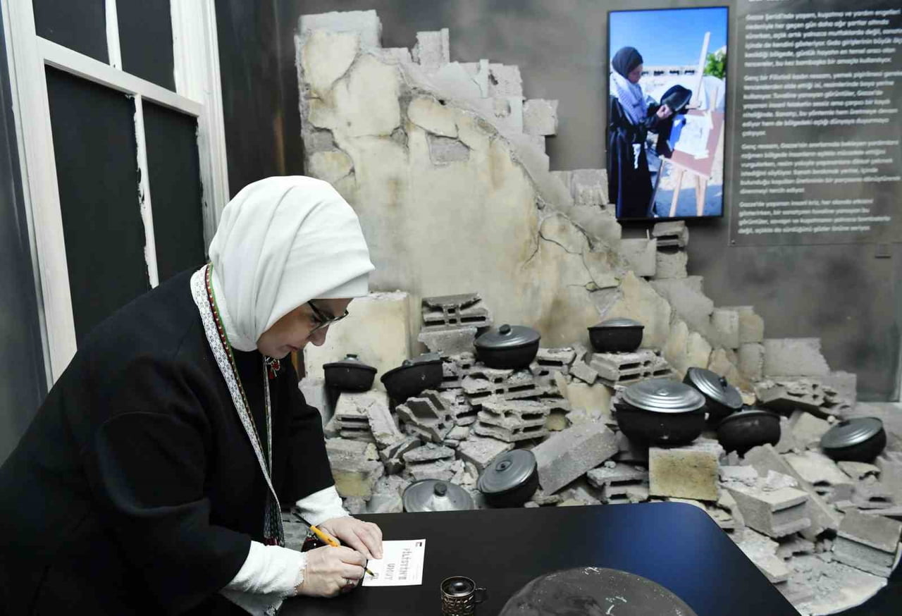 EMİNE ERDOĞAN, DÜN AÇILIŞINI GERÇEKLEŞTİRDİĞİ "KALANLAR" FİLİSTİN SERGİSİ'NE İLİŞKİN SOSYAL MEDYA...