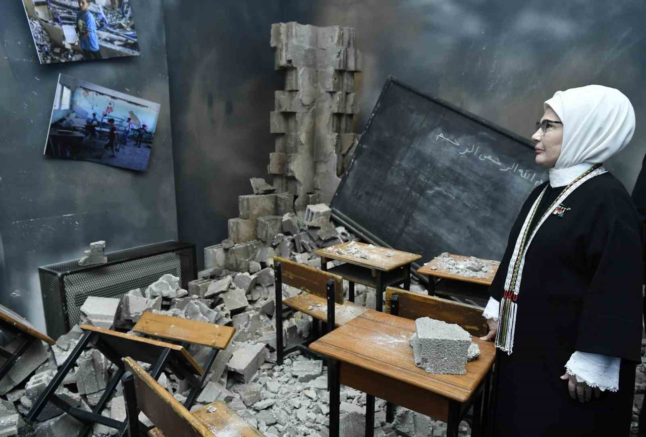 EMİNE ERDOĞAN, DÜN AÇILIŞINI GERÇEKLEŞTİRDİĞİ "KALANLAR" FİLİSTİN SERGİSİ'NE İLİŞKİN SOSYAL MEDYA...