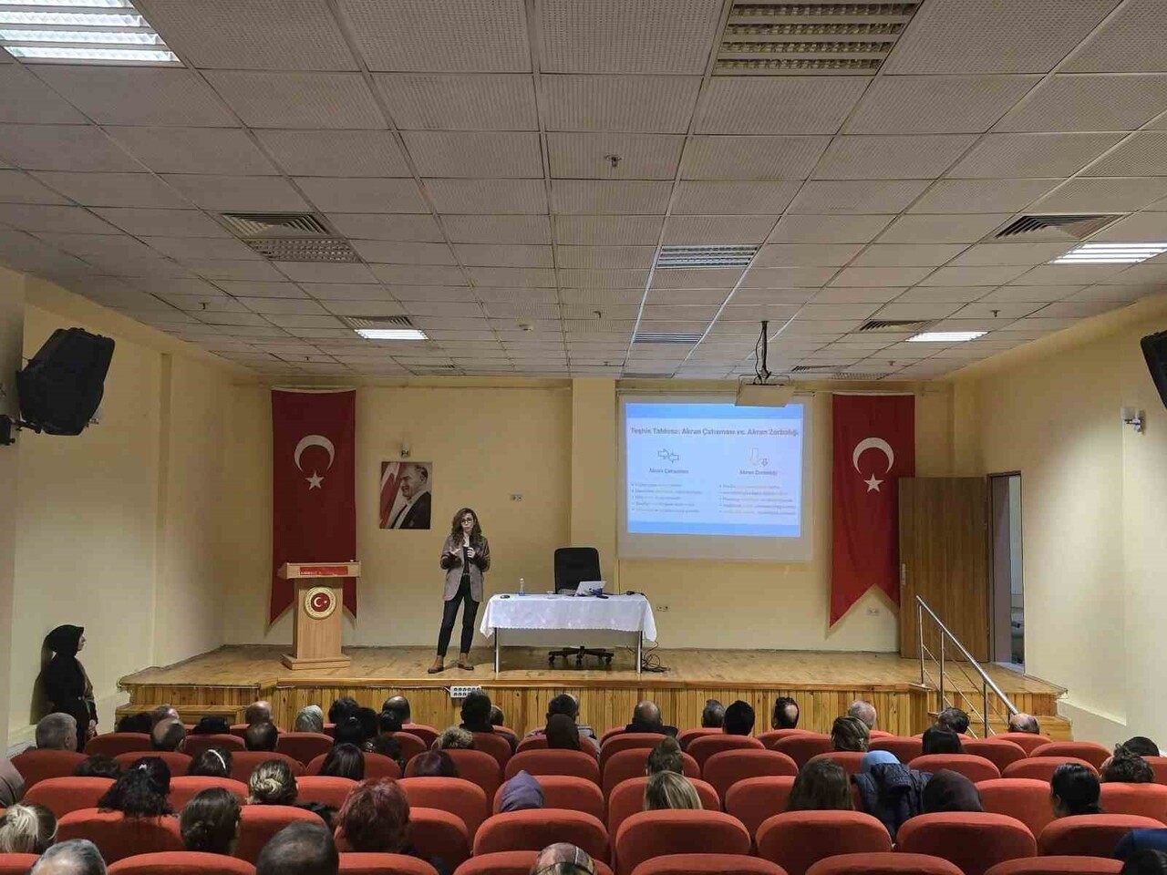 EMİRDAĞ’DA ‘AKRAN ZORBALIĞINA KARŞI FARKINDALIK SEMİNERİ’ İLGİ GÖRDÜ
